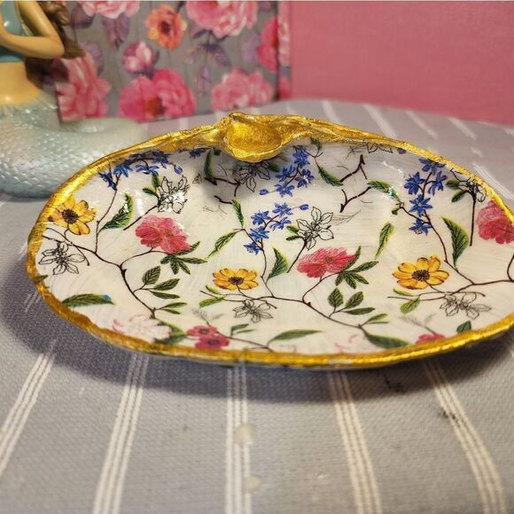 DECOUPAGE CLAM SHELL DECOUPAGE FLOWERS 💐 ON A CLAM SHELL TRINKET DISH - Picture 6 of 10